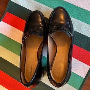 Clark’s artisan black classic loafer with heel